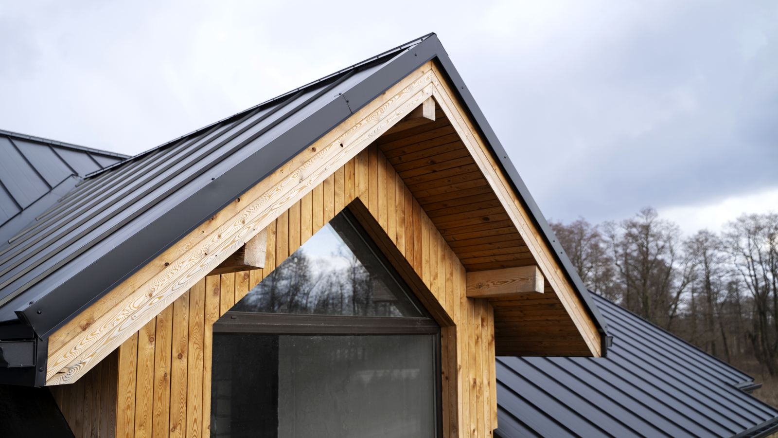 Toiture et revêtement de bois d’une maison contemporaine