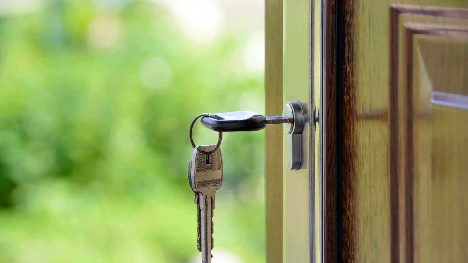 Clés dans la porte d’une propriété
