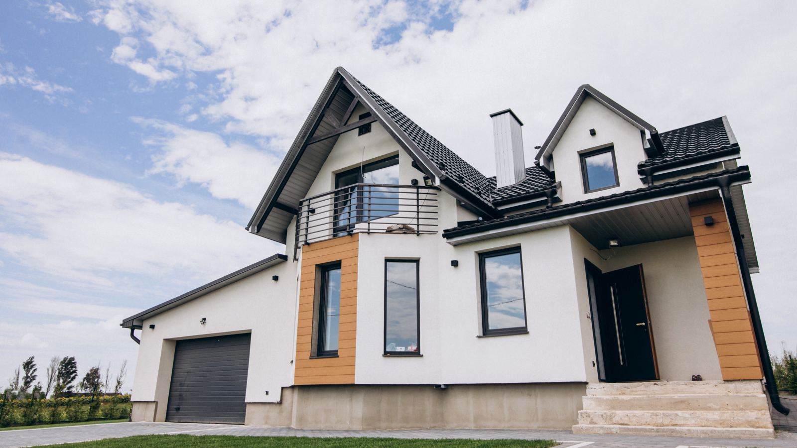 Maison blanche à toit noir avec garage attenant